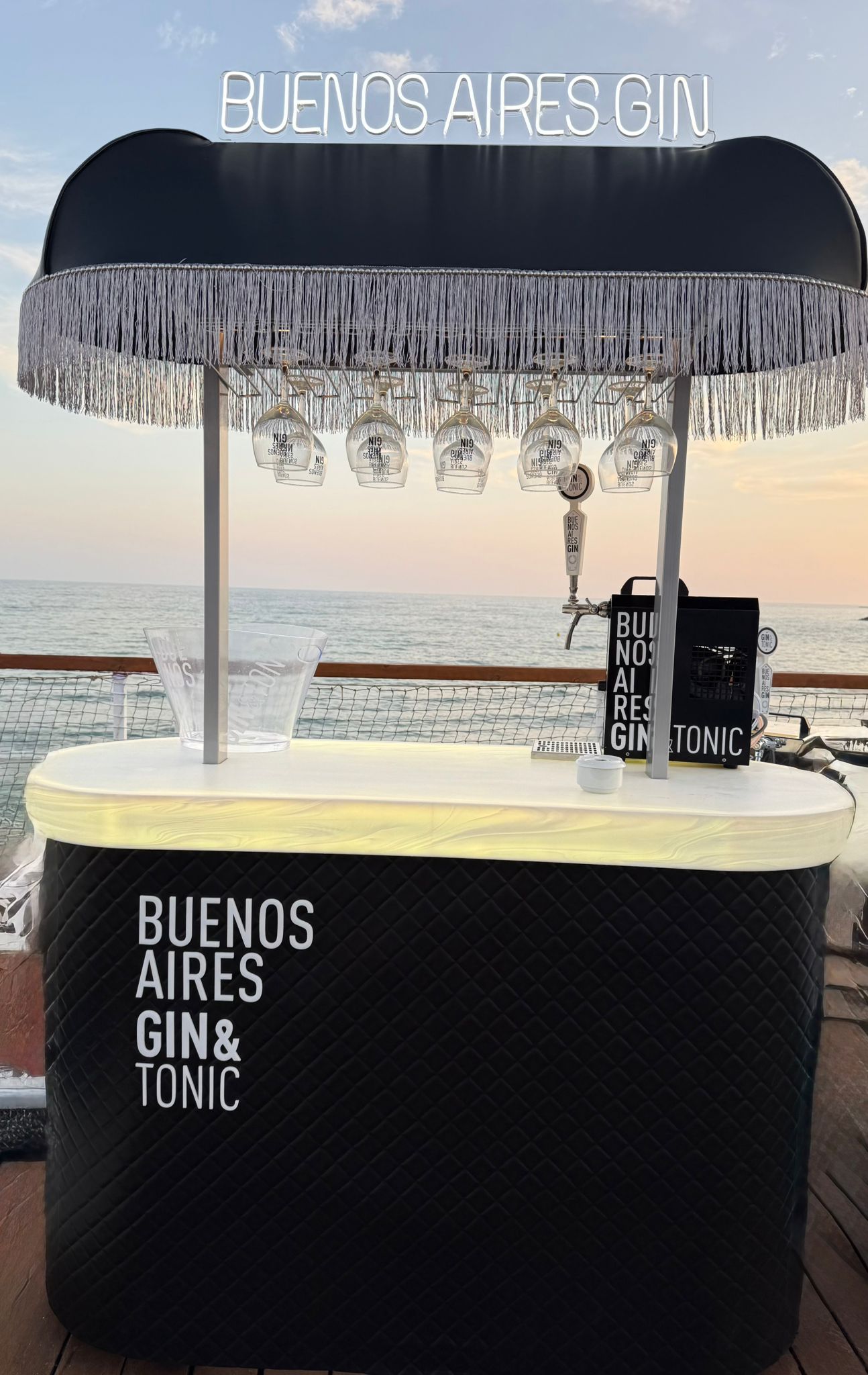 Barra de Buenos Aires Gin frente al mar